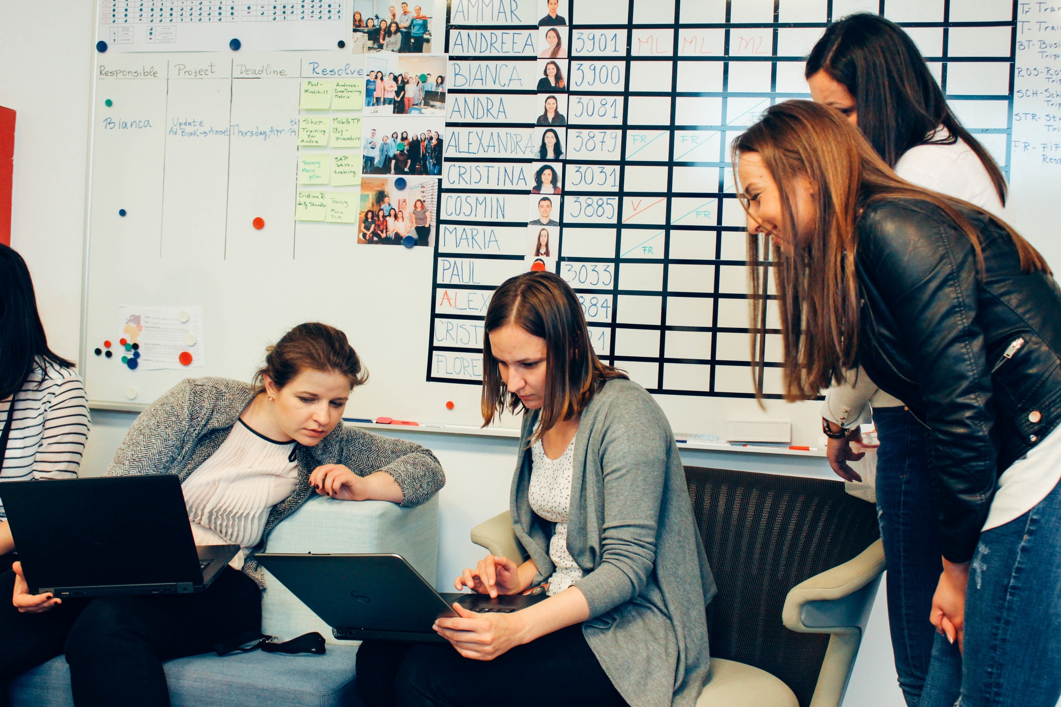 women-at-the-office-collaborating-and-working-on-computers_t20_6wON22